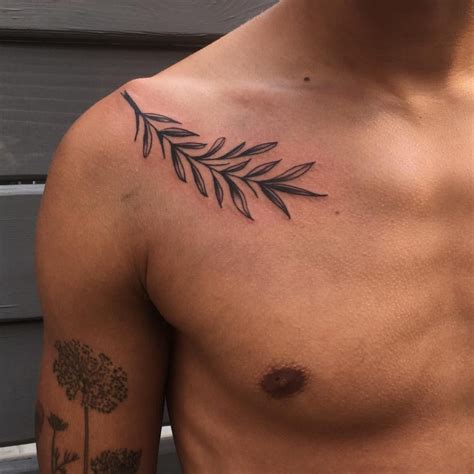 tatuaje hombre clavicula|20+ Creativos e impactantes tatuajes en la clavícula